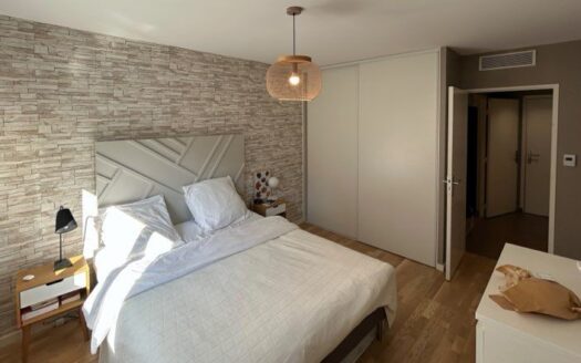 Grand appartement 3 pièces de 69 m² avec un grand espace de vie et une terrasse, dans un immeub