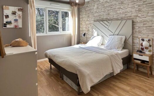 Grand appartement 3 pièces de 69 m² avec un grand espace de vie et une terrasse, dans un immeub
