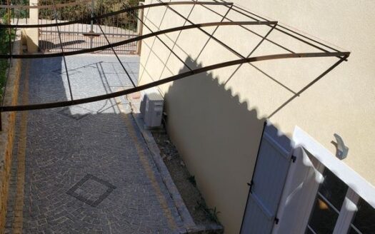 Villa neuve 167 m2 proche commerces en brique iso , piscine chauffée ,panneaux solaires maison