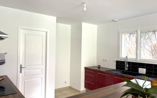 Maison 80 m2 à fort potentiel avec jardin de 1770 m2 .