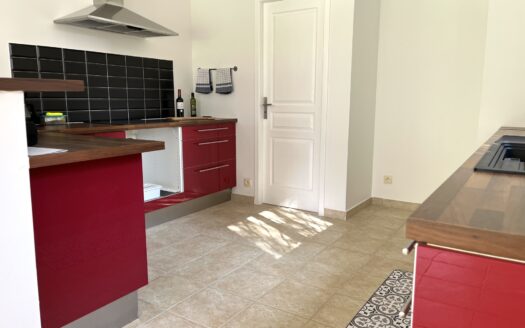 Maison 80 m2 à fort potentiel avec jardin de 1770 m2 .