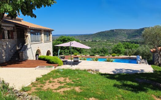 Proche Aubenas et Ruoms maison pierre 188m2