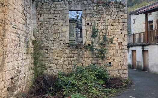 Maison en Pierre du 13ème Siècle à Restaurer / Stone House c. 13th Century to Restore