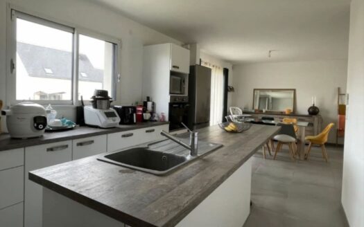 Maison moderne de 93 m² – 3 chambres, 2 salles de bain, garage, jardin clôturé