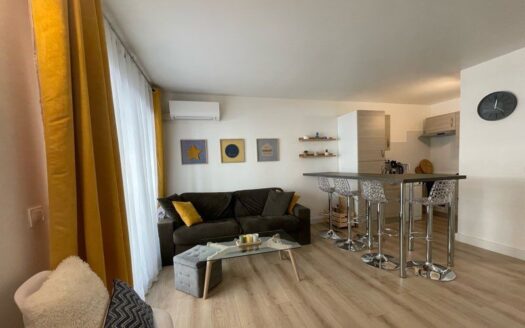 À vendre – Beau T2 rénové avec piscine rooftop – Juan-les-Pins, à deux pas des plages