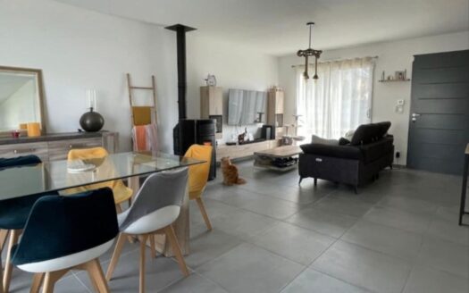 Maison moderne de 93 m² – 3 chambres, 2 salles de bain, garage, jardin clôturé