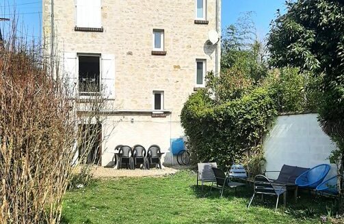 Maison de ville indépendante avec jardin arboré – 130 M²