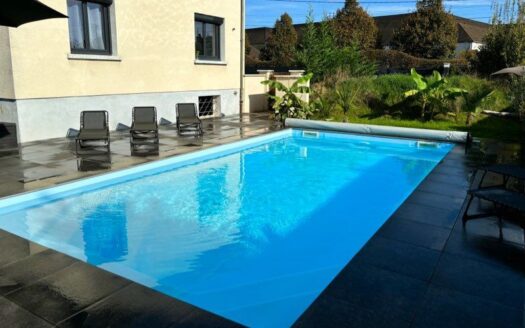 Beaune – Maison spacieuse avec piscine et jardin clos