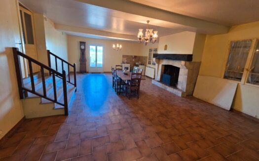 Idéal famille, artisan ou projet agricole – Maison avec dépendances sur 13 170 m² – Proche A89