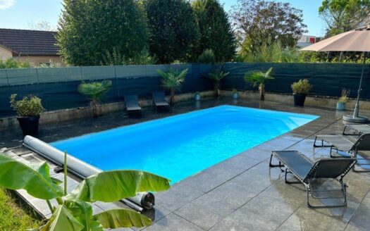 Beaune – Maison spacieuse avec piscine et jardin clos