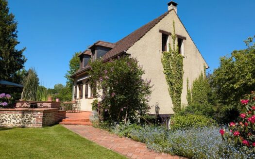 Maison familiale au calme, à 10 min de Beauvais 95 m² habitables – Terrain de 1.796 m² – 3 cham