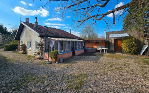 Maison à Clux-Villeneuve avec terrain et dépendances