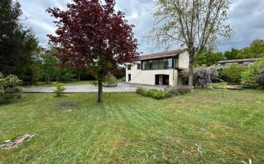 Belle maison de famille de 140 m2 sur terrain arboré de 2000m2, piscinable et constructible