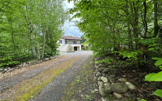 Belle maison de famille de 140 m2 sur terrain arboré de 2000m2, piscinable et constructible