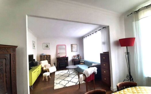 Maison de ville indépendante avec jardin arboré – 130 M²