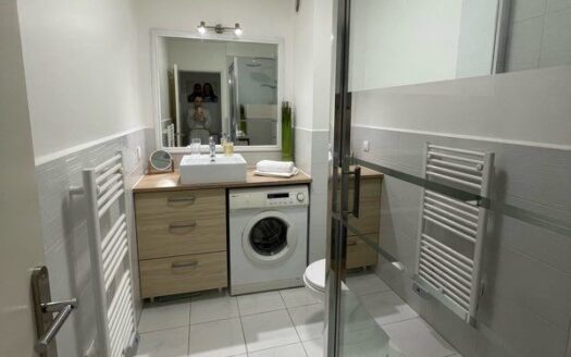 À vendre – Beau T2 rénové avec piscine rooftop – Juan-les-Pins, à deux pas des plages