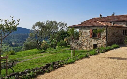 Proche Aubenas et Ruoms maison pierre 188m2