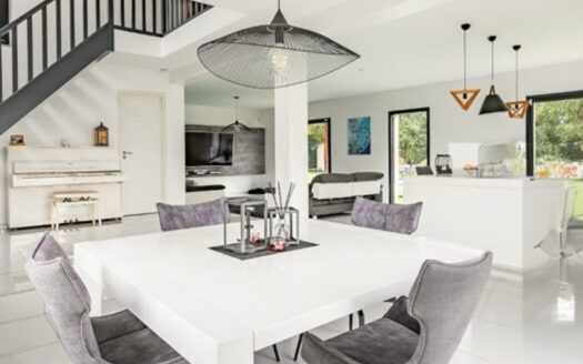 MAISON MODERNE sur 2700m2 de terrain