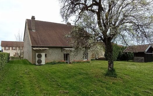 Maison de 140 M2 avec beau terrain arboré