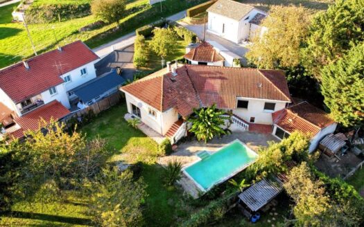 1/3  Grande Maison avec Piscine en Ariège