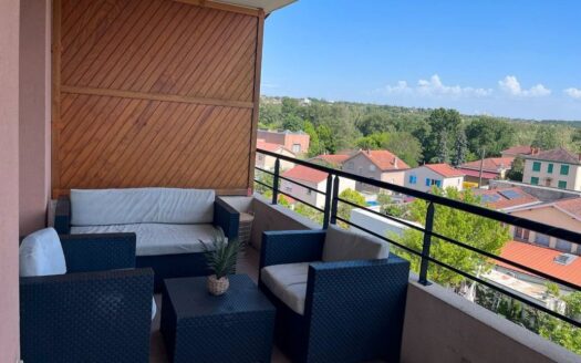 T3 lumineux avec balcon plein sud, box et climatisation – Grigny sur Rhône