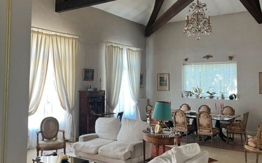 Villa tres vaste dans cadre idyllique sur les hauteurs de nimes cote sud