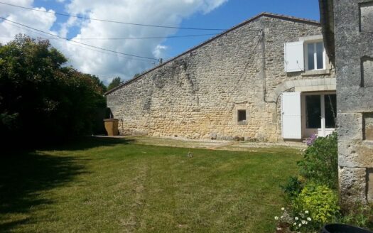 Maison et dépendances sur grand terrain arboré