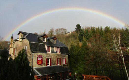 Le Pont du Roy” – Charmante Maison d’Hôtes au Bord de la Couze Pavin