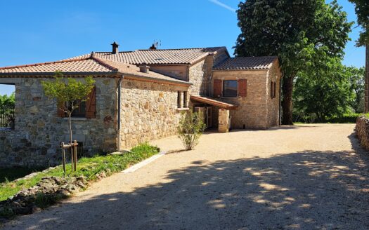 Proche Aubenas et Ruoms maison pierre 188m2