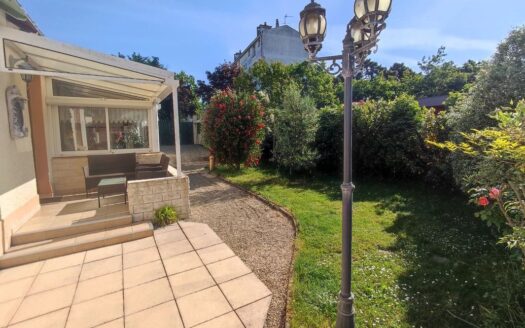 Maison individuelle de plain-pied avec jardin