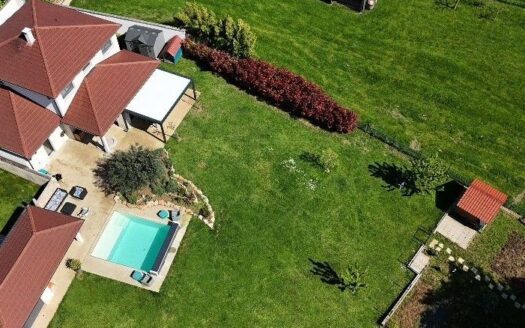 Maison individuelle contemporaine 165 m2 Classe A avec dépendance et piscine sur une parcelle d