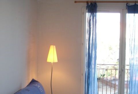 Appartement 1 pièce cuis, terrasse , vue place des Arcades S/O O
