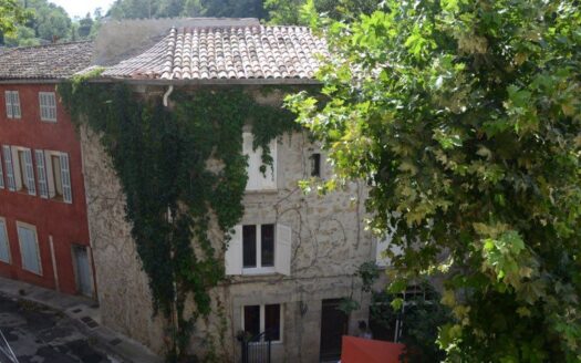 Grande maison de village sur Méounes les Montrieux