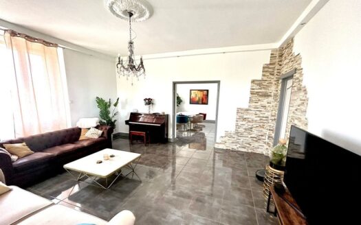 Maison d’environ 230 m2 avec jardin de 3600 m2 + Dépendance