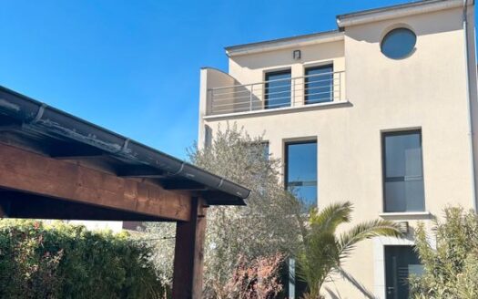 Belle maison contemporaine de 5 pièces, située dans le secteur prisé de la petite garenne à Col