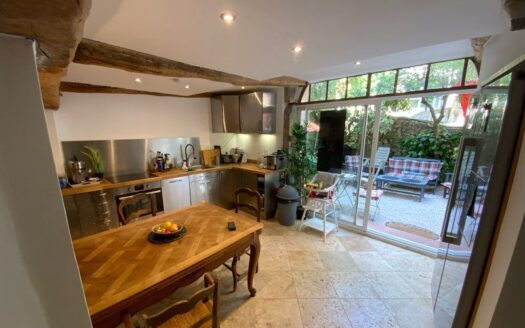 Grande maison de village sur Méounes les Montrieux