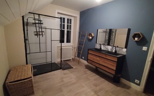 Maison de Maître à Ally – Un Art de Vivre entre Charme et Confort