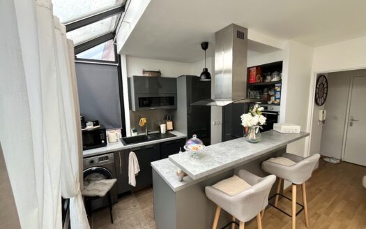 Appartement moderne 3 pièces dernier étage meublé