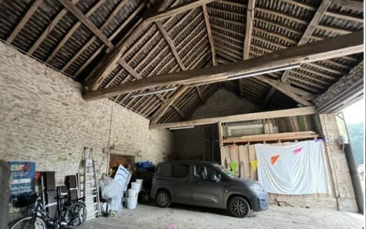 Maison longère 215 m² avec grange sur terrain clos et beaux volumes