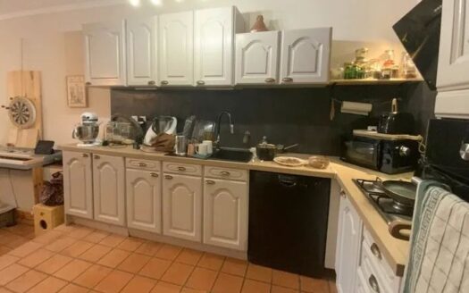 Grand appartement dans maison de village