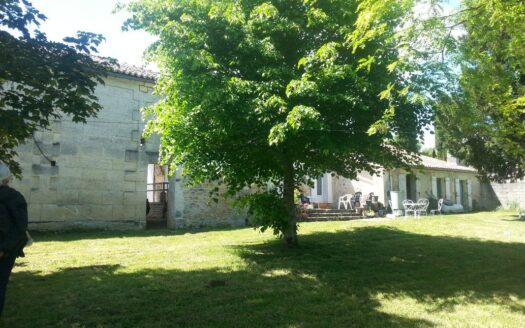 Maison et dépendances sur grand terrain arboré