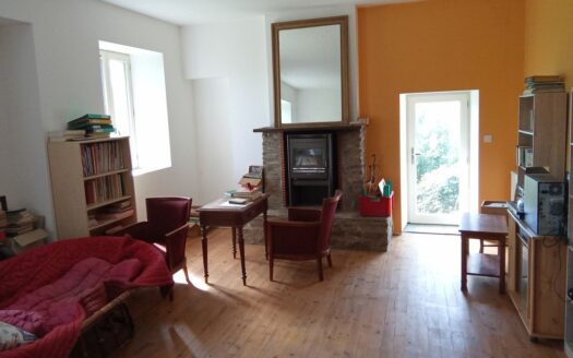 Maison en pierre de 280 m2 sur 8000 m2 de terrain