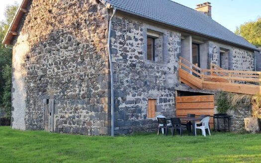 Ancienne grange rénovée – 92 m² habitables – Grand jardin – Parc des Volcans