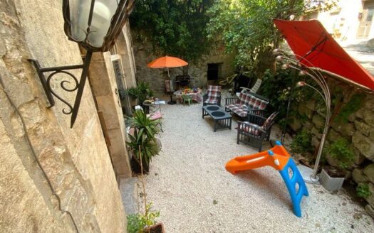 Grande maison de village sur Méounes les Montrieux