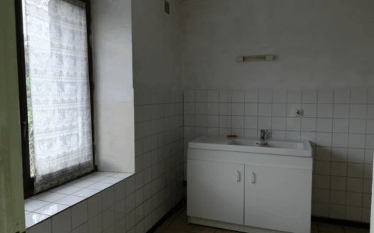 Maison 4 pièces à rénover – Jardin, dépendances et potentiel d’aménagement
