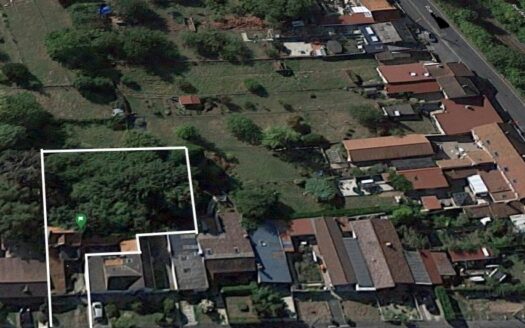 Terrain 970m2 avec Maison et dépendances à rénover entièrement ou pour démolition et constructi