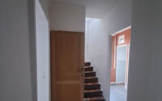 Maison de 11 pièces ou immeuble – 186 m² habitables + dépendances – Cour et garage