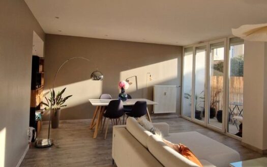 Appartement 3 pièces 87 m² proche centre ville avec balcon & cave