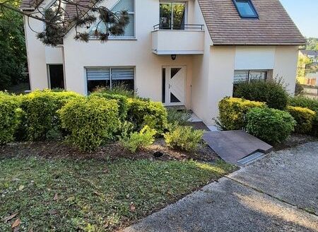Maison contemporaine 157m² habitables sur jardin 1000 m² avec piscine