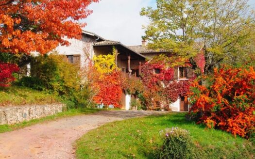 Grande maison avec vue, sur terrain en partie constructible